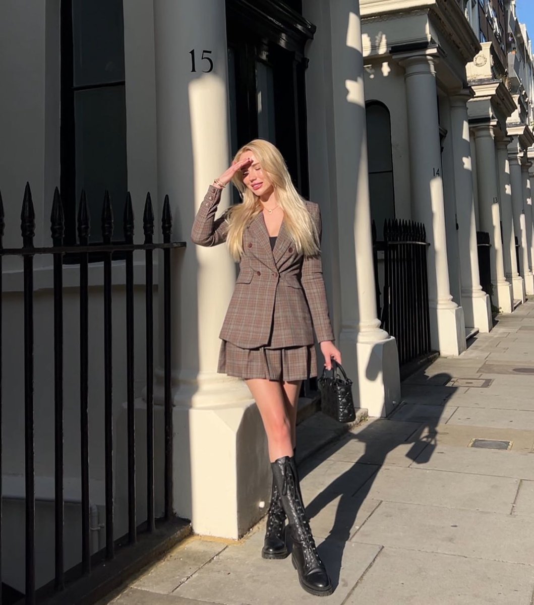 Averylovessol's tweet image. Caught the golden hour and a little London magic ✨☀️
Sun in my eyes, boots on the ground — we move. #LondonLook #StreetStyle