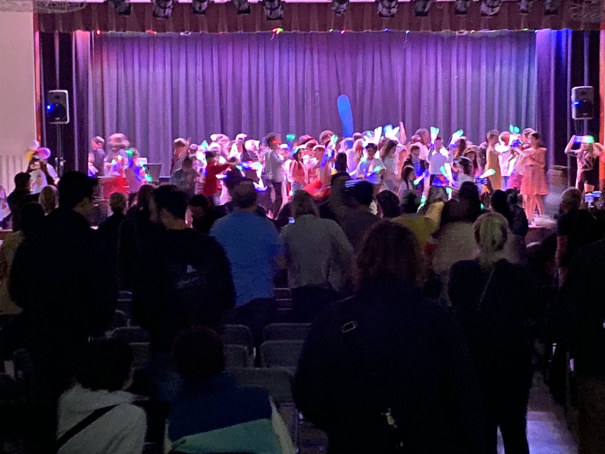 SharpBulldogs's tweet image. Oh what a night!!!
40 fun performances by so many talented Bulldogs.  Thank you PTA for another great night out and thanks to the many staff cheering them on!  #BeSHARP