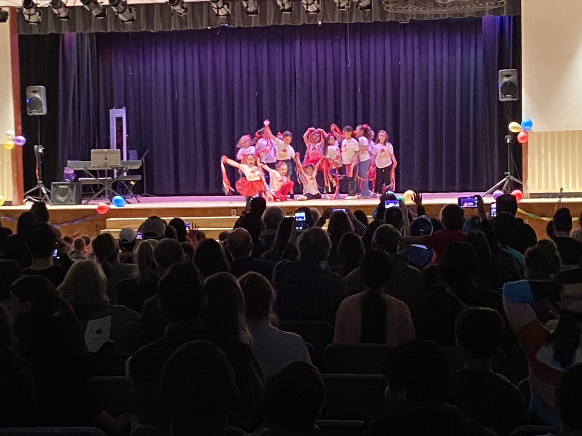SharpBulldogs's tweet image. Oh what a night!!!
40 fun performances by so many talented Bulldogs.  Thank you PTA for another great night out and thanks to the many staff cheering them on!  #BeSHARP
