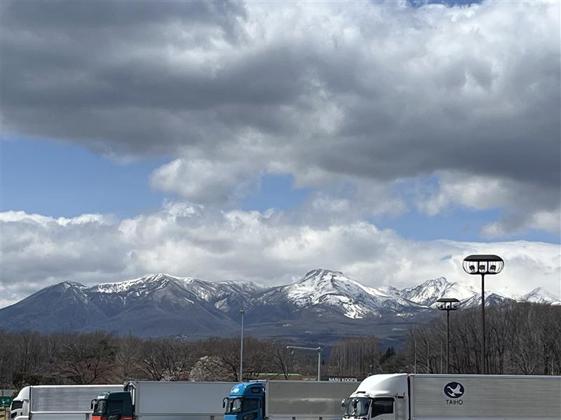 AdvanceTrigger's tweet photo. 東京は桜がそろそろ見納めですね。
宮城県にあるカーボン工房への道中の那須にはまだ雪が残っています。東北の桜はこらからが見頃ですね🌸
来週は出張シリーズあげようかな。。
＃カーボン工房
＃カーボン加工
＃那須高原 https://t.co/NbhZIhD9aq