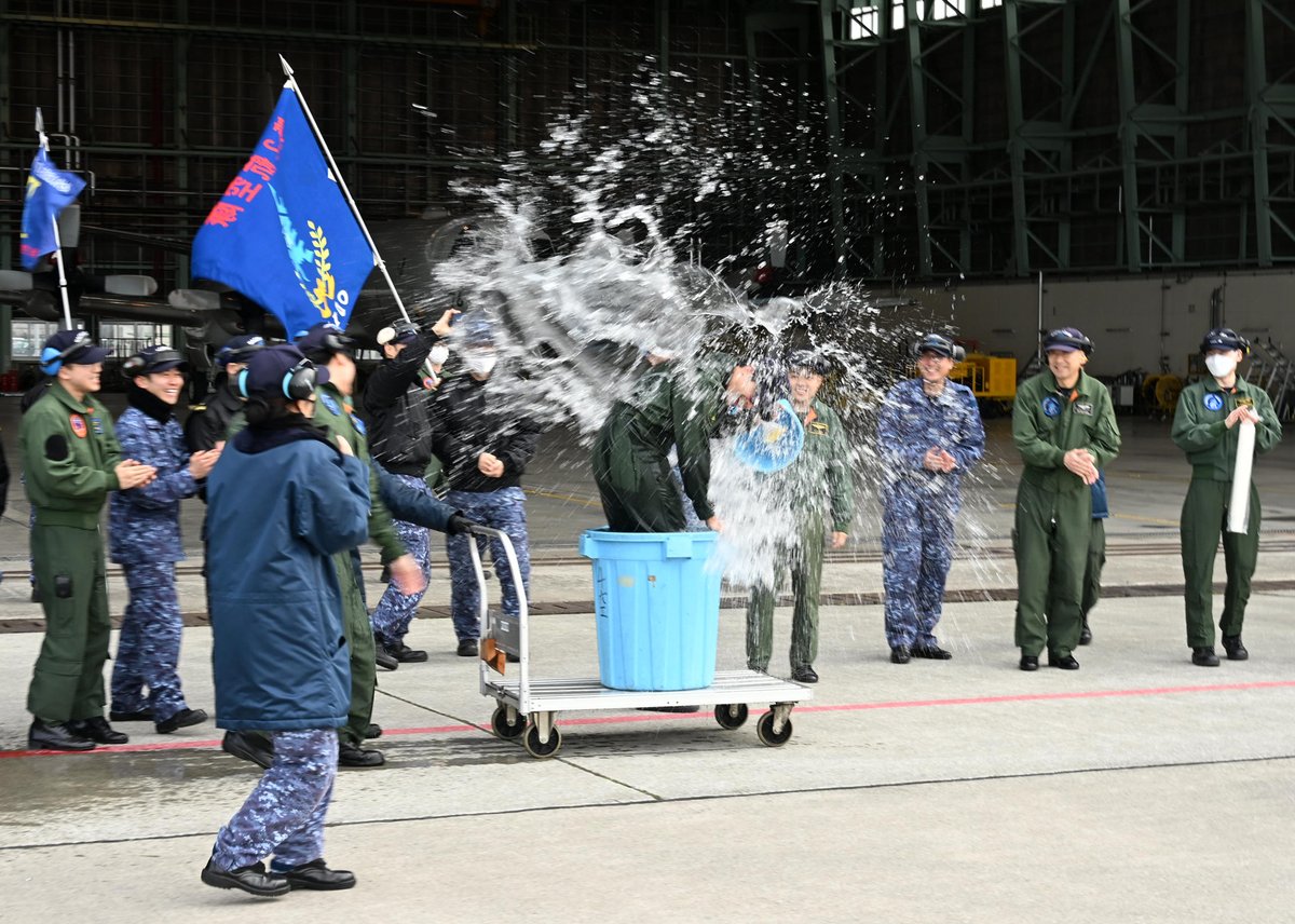 jmsdf_2aw's tweet image. 第2航空隊で新たな機長が誕生しました
初機長フライト終了後は
多くの隊員や特別に参加していただいた
基地モニターさんから祝福を受け
歓喜に満ちたセレモニーでした
#P3C #海自八戸 #海上自衛隊 #八戸航空基地 #初機長 #JMSDF