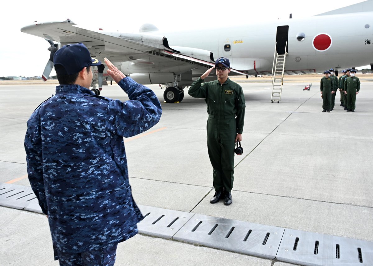 jmsdf_2aw's tweet image. 第2航空隊で新たな機長が誕生しました
初機長フライト終了後は
多くの隊員や特別に参加していただいた
基地モニターさんから祝福を受け
歓喜に満ちたセレモニーでした
#P3C #海自八戸 #海上自衛隊 #八戸航空基地 #初機長 #JMSDF