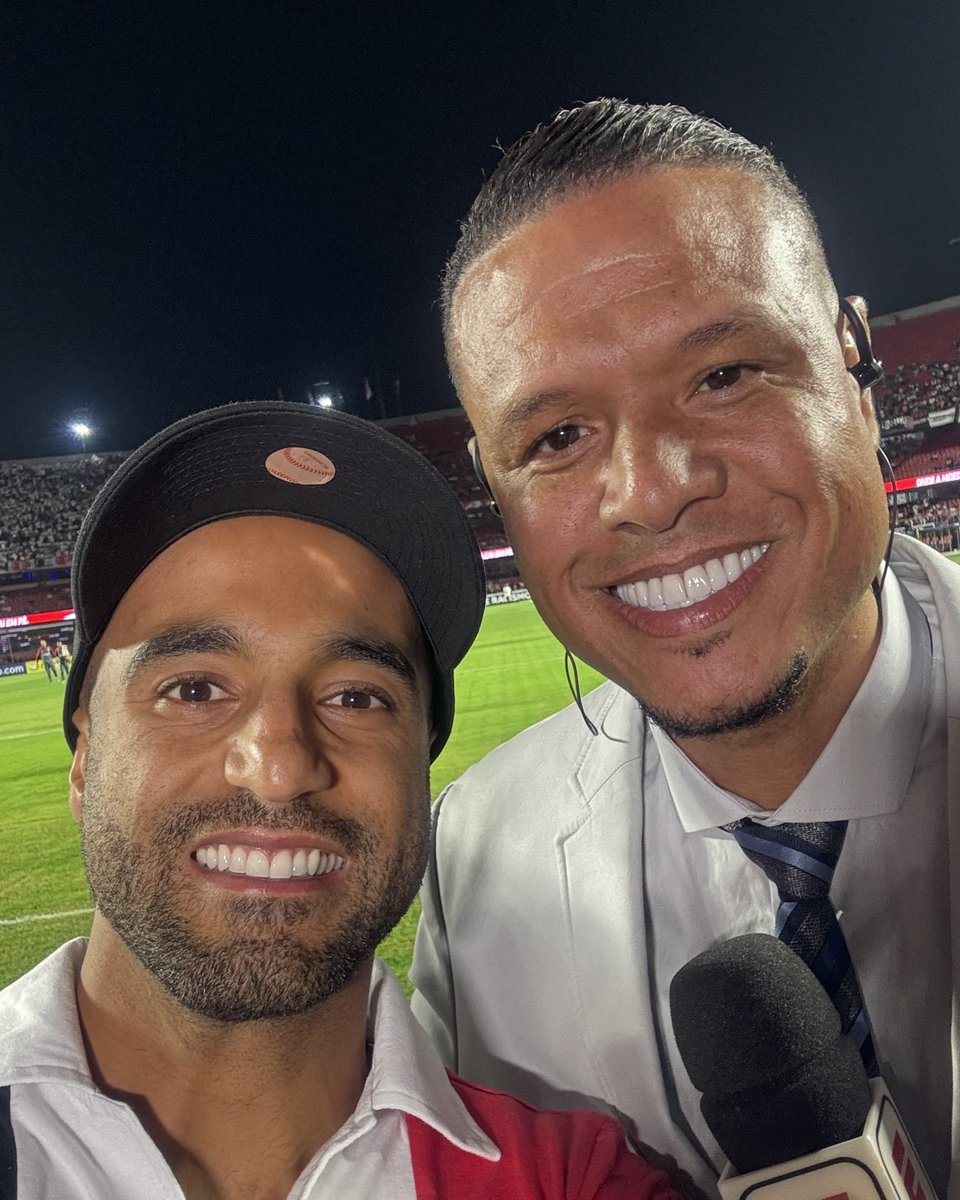 SaoPauloFC's tweet photo. 🤳 QUE SELFIE! ❤️🤍🖤

@LucasMoura7 &amp; @luis_fabuloso 

#VamosSãoPaulo 🇾🇪 https://t.co/xMDjwn0kZA