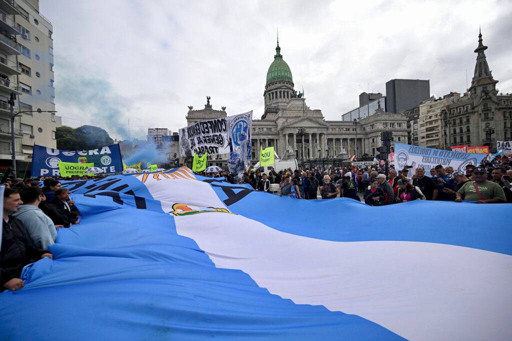 MatiasCac's tweet photo. La contundencia de la movilización de ayer, y el amplio consenso del #ParoGeneral de hoy ameritan que todos los actores de la oposición política revisen sus posiciones y actúen en consecuencia.

Particularmente, aquellos que quieren convertir al peronismo en una Confederación de Partidos Vecinalistas... Y cualquier lectura de ciencia política argentina indica que, nos guste o no, desde Pavón para acá (1861), no hay NACIÓN sin Buenos Aires. 

Equivocar en la VISIÓN, hace que todo MOVIMIENTO TÁCTICO nos lleve derecho a una DERROTA ESTRATÉGICA. Sólo habría una Fuerza Política pensando en el conjunto de la Argentina: La Libertaria.

Si es así, nos debemos preparar para ser una SEMICOLONIA que mire, hasta con deseo, ser una Perú fujimorista.

¿Quién en la sociedad realmente clama por una elección autónoma a diputados provinciales por secciones electorales que nadie entiende?

En el otro lado del cuadrilátero hay un gobierno grogui, que perdió todo tipo de idolatría ante la sociedad. Está, literalmente, para tirar la toalla o marchar en helicóptero. Y eso que no se conoce aún el dibujado índice de inflación.

Hay que escuchar menos a los oportunistas de siempre y más al Pueblo, que pide una sóla cosa: UNIDAD.