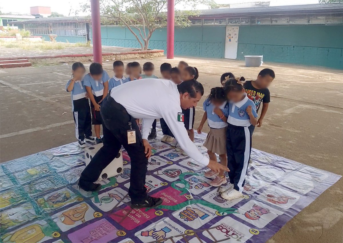 SP_Veracruz's tweet photo. Participamos en la feria de la Escuela Primaria Independencia 🎊📚 de #Tatahuicapan🌿 con actividades lúdicas, presentamos un sketch de títeres sobre el "Cuidado y Bienestar Animal" 🎭🐱 y la obra "Toñito el Bravucón" sobre el tema "Prevención del Acoso y Violencia Escolar". 🚫🎒 https://t.co/u6xnF4pMYe