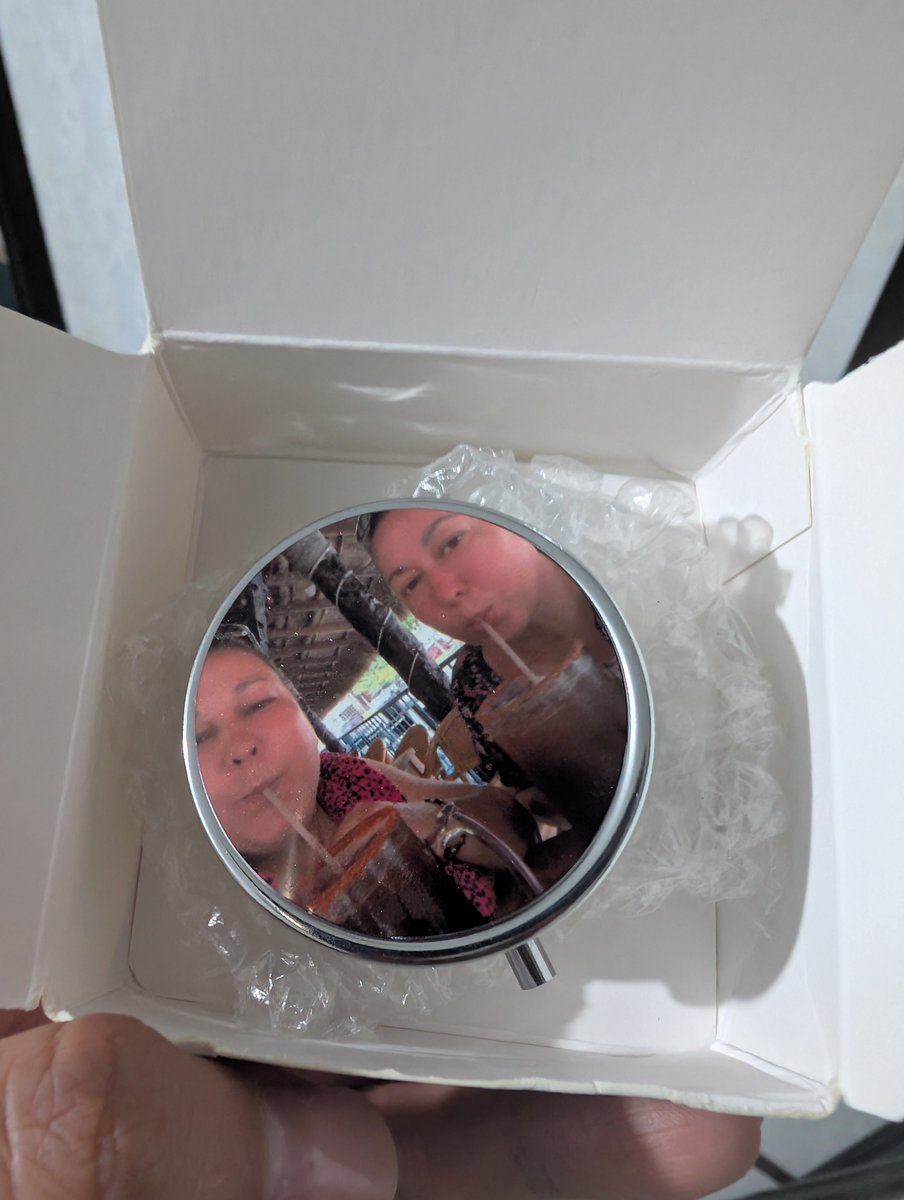 MeninoLambrini's tweet photo. Pedí un pastillero en Temu, con una imagen personalizada para mí y me mandaron a estas doñas echando miche 😭😭😭😭 https://t.co/0IaA6OQovG