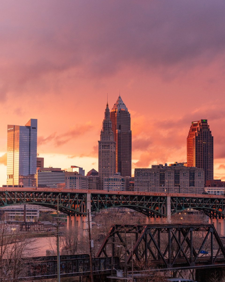 GabeWasylko's tweet photo. Vibrant Downtown Sunsets in Cleveland, Ohio https://t.co/f7ySuxyNMa