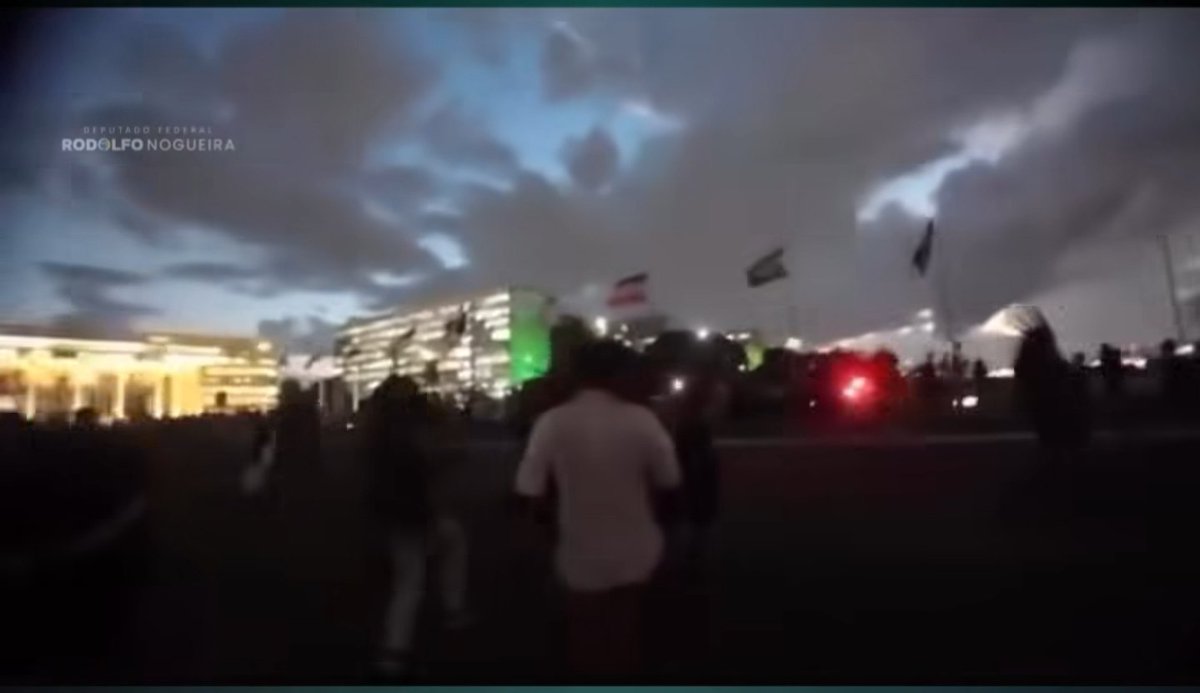 LENDACANSADAa's tweet photo. @CNNBrasil Indígenas invadindo a esplanada enquanto são confrontados e a mídia nada! https://t.co/wbbYC2ycQY