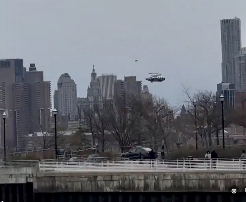 Santiagoaburto8's tweet photo. Esta es la familia que falleció en la caída del helicóptero hoy en el río Hudson.
Agustín Escobar, jefe de la división española de Siemens, su esposa y sus tres hijos.
La  foto fue tomada poco antes del vuelo. https://t.co/u2GMok9rKT