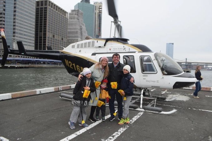 Santiagoaburto8's tweet photo. Esta es la familia que falleció en la caída del helicóptero hoy en el río Hudson.
Agustín Escobar, jefe de la división española de Siemens, su esposa y sus tres hijos.
La  foto fue tomada poco antes del vuelo. https://t.co/u2GMok9rKT