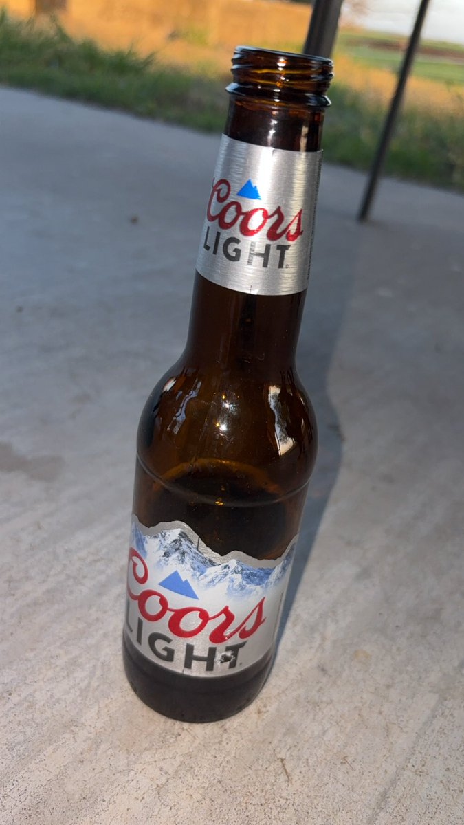MrPete1964's tweet photo. Pregaming the new turnpike album release with some cold keers light #CmonBack https://t.co/97dRRMDJJU