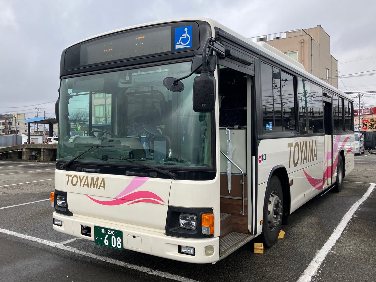 kaetsunou_bus's tweet photo. 界隈で噂？の加越能バス608号🚌

地鉄グループ貸切塗装となっていますが、運賃箱もちゃんと付いています❗
床はウッドフロア風で、車内は渋めのつくりとなっていますよ😀

路線では、朝の南浪岡行きや富山高専行き等で運用しております🙋‍♂️

＃加越能バス　#今年で75周年 https://t.co/3BG6QYeJMr