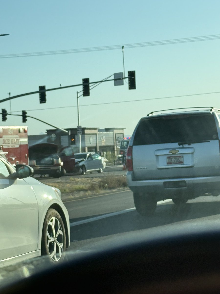 Ally_Durazo's tweet photo. @whatsuptucson  two separate car accidents on Ajo hwy causing some backed up traffic. One is on Ajo and Camino de Oeste causing eastbound delays and the other is one Ajo and Camino Verde causing delays on the southbound turn https://t.co/VKRRXhJ6Wv