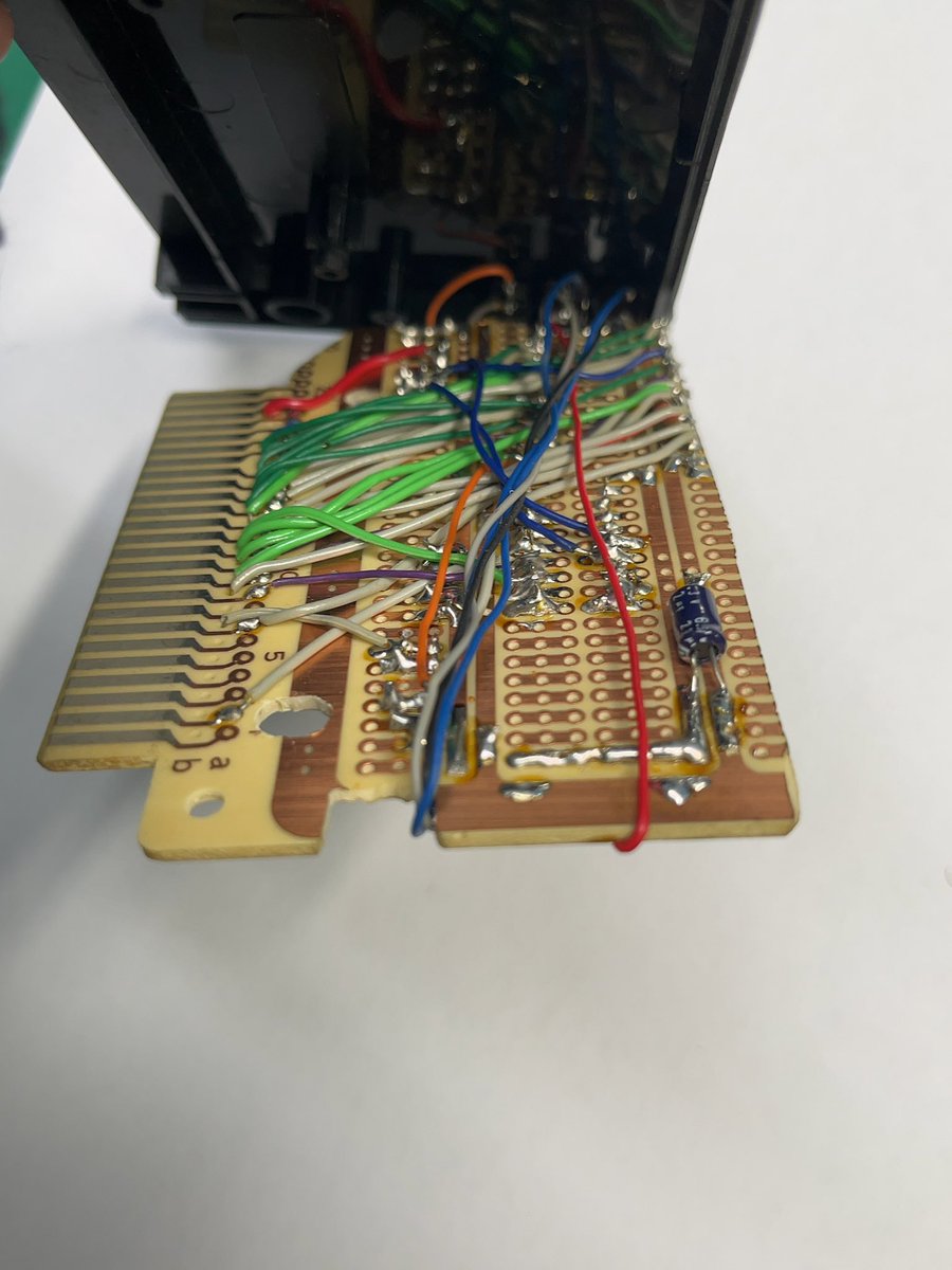 nakachanlabo's tweet photo. 若気の至りパート3、最後MSXの自作SRAMカートリッジ中身の裏配線、あまりキレイでは無いですね https://t.co/4rTtGDPa7V