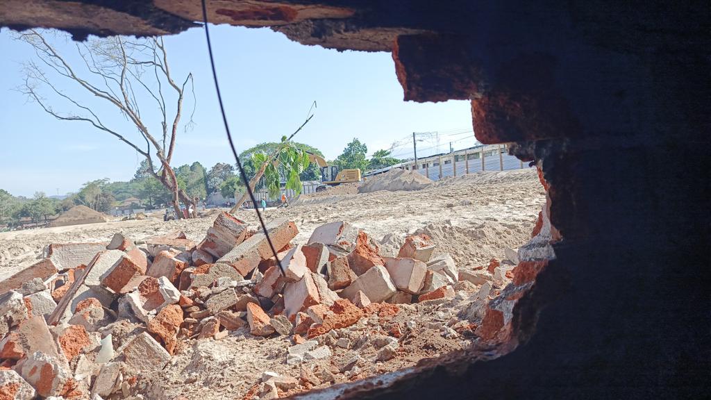CesarMiranda69's tweet photo. Buenas tardes, hago una denuncia. Ya que  en esta tarde 3:30 pm los encargados de la construcción bambú. en la colonia la matepec, quienes se encuentran haciendo la construcción de una residencial, y de forma imprudente dañaron mi propiedad. @nayibbukele @AcevedoGustavo_ @FGR_SV https://t.co/kRMXvwioGN