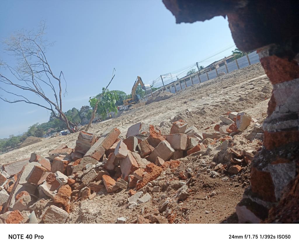 CesarMiranda69's tweet photo. Buenas tardes, hago una denuncia. Ya que  en esta tarde 3:30 pm los encargados de la construcción bambú. en la colonia la matepec, quienes se encuentran haciendo la construcción de una residencial, y de forma imprudente dañaron mi propiedad. @nayibbukele @AcevedoGustavo_ @FGR_SV https://t.co/kRMXvwioGN