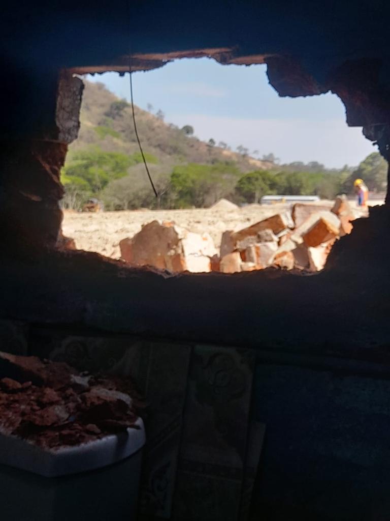 CesarMiranda69's tweet photo. Buenas tardes, hago una denuncia. Ya que  en esta tarde 3:30 pm los encargados de la construcción bambú. en la colonia la matepec, quienes se encuentran haciendo la construcción de una residencial, y de forma imprudente dañaron mi propiedad. @nayibbukele @AcevedoGustavo_ @FGR_SV https://t.co/kRMXvwioGN