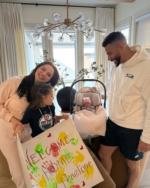 OADSBW's tweet photo. THE FAMILY UNIT
-

Evander and Mara have now birthed three kids.

As well as having a fourth from a previous relationship of Evander's 

Daughter and Oldest, Four-Year-Old Kensington Ava Kane.

As well as a pair of baby boys, to now go with their pair of baby girls: https://t.co/MGY6ecTlsx