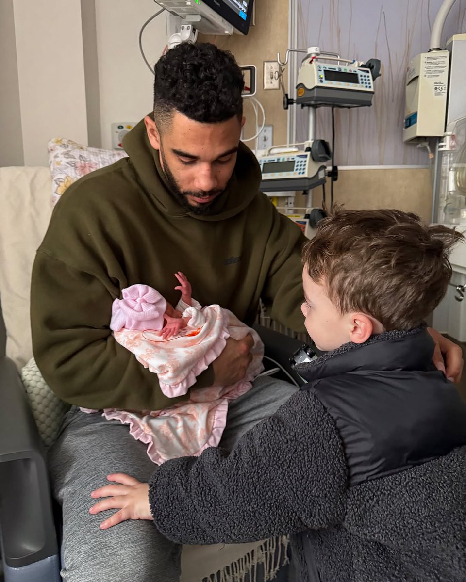 OADSBW's tweet photo. THE FAMILY UNIT
-

Evander and Mara have now birthed three kids.

As well as having a fourth from a previous relationship of Evander's 

Daughter and Oldest, Four-Year-Old Kensington Ava Kane.

As well as a pair of baby boys, to now go with their pair of baby girls: https://t.co/MGY6ecTlsx