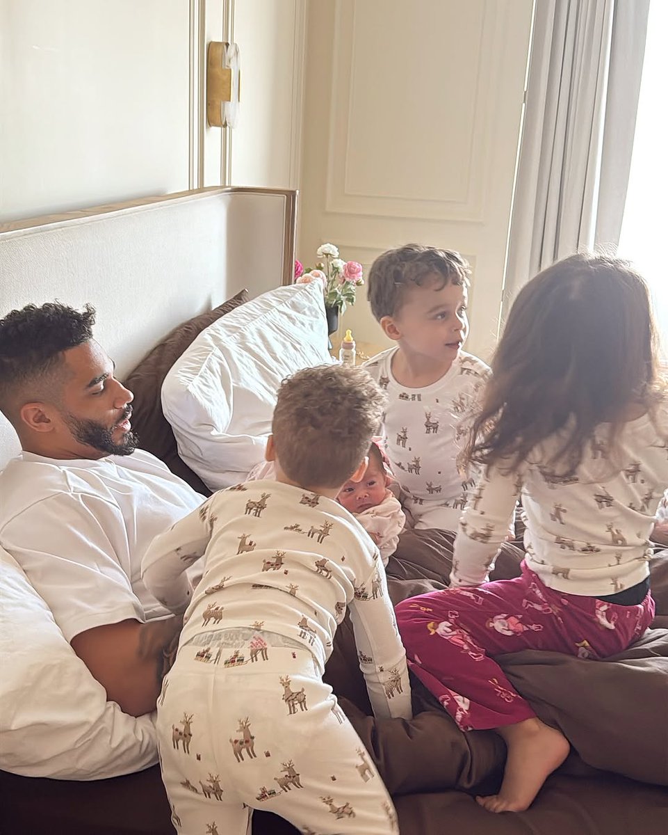 OADSBW's tweet photo. THE FAMILY UNIT
-

Evander and Mara have now birthed three kids.

As well as having a fourth from a previous relationship of Evander's 

Daughter and Oldest, Four-Year-Old Kensington Ava Kane.

As well as a pair of baby boys, to now go with their pair of baby girls: https://t.co/MGY6ecTlsx