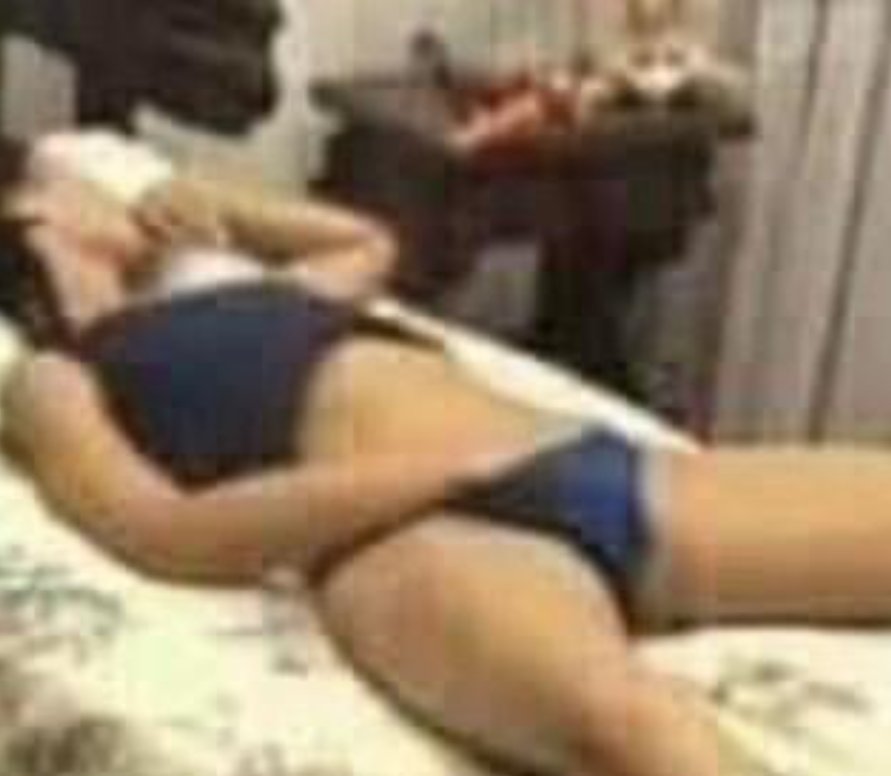 lanuelly's tweet photo. enquanto vcs me criticam eu tô assim no meu quarto https://t.co/UYSCXBMwQF