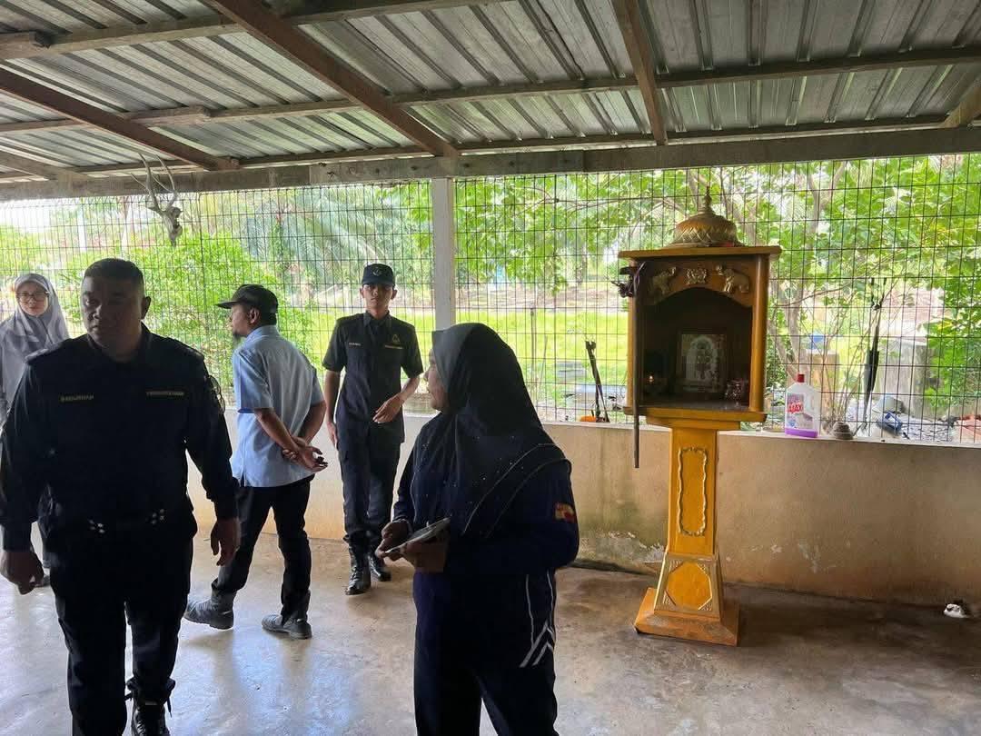 mynewshub's tweet photo. Pihak Berkuasa Tinjau Isu Pembinaan Rumah Ibadat di Tapak Masjid Baharu Dengkil - Pihak Yang Didakwa Menceroboh Mahu Tanah Baru 

DENGKIL, 11 April 2025 — Pihak polis dan Jabatan Agama Islam Selangor (JAIS) telah mengunjungi tapak pembinaan masjid baharu di Kampung Dengkil baru-baru ini susulan dakwaan pencerobohan oleh individu yang mendirikan rumah ibadat persendirian serta kandang lembu di kawasan berkenaan.

Raman Ganggatharam, 49, individu yang didakwa menceroboh tanah tersebut, memaklumkan bahawa beliau dan keluarganya telah menetap di lokasi itu selama 25 tahun dan menjalankan aktiviti penternakan lembu serta kambing sebagai sumber rezeki.

Beliau turut mendakwa tidak mengetahui bahawa tapak tersebut telah diperuntukkan untuk pembinaan sebuah masjid baharu dan menyatakan kesediaan untuk berpindah sekiranya pihak berkuasa memberikan tanah gantian bagi meneruskan aktiviti penternakan mereka.

Sementara itu, Ketua Kampung Dengkil, Al Rasyid Ab Rani, menegaskan bahawa isu ini tidak wajar dilihat dari sudut perkauman, sebaliknya melibatkan pendudukan haram di atas tanah wakaf yang telah dikenal pasti untuk kegunaan umat Islam.

Beliau turut menggesa JAIS dan pihak berkuasa lain supaya bertindak segera dan mempercepatkan proses pembinaan masjid yang dirancang.

Turut hadir di lokasi adalah wakil Polis Sepang, JAIS, Pejabat Tanah dan Daerah Sepang, serta Pengerusi Tetap MIC Sepang, Datuk V. Gunalan. 

Hasil lawatan akan dijadikan asas untuk tindakan lanjut oleh pihak berkaitan. - MYNEWSHUB