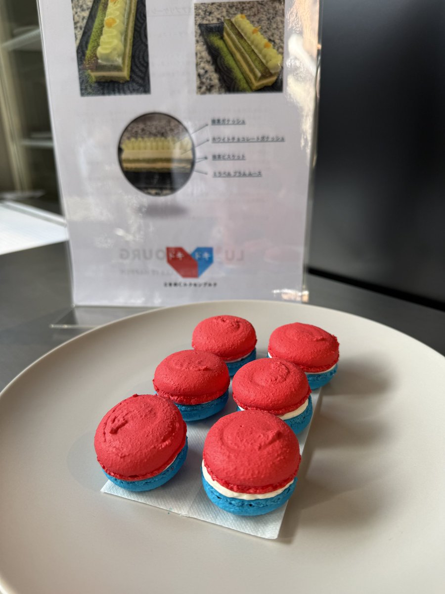 ExpoPavilionLU も盛んとのことでボーリングのボールは鉄のボール