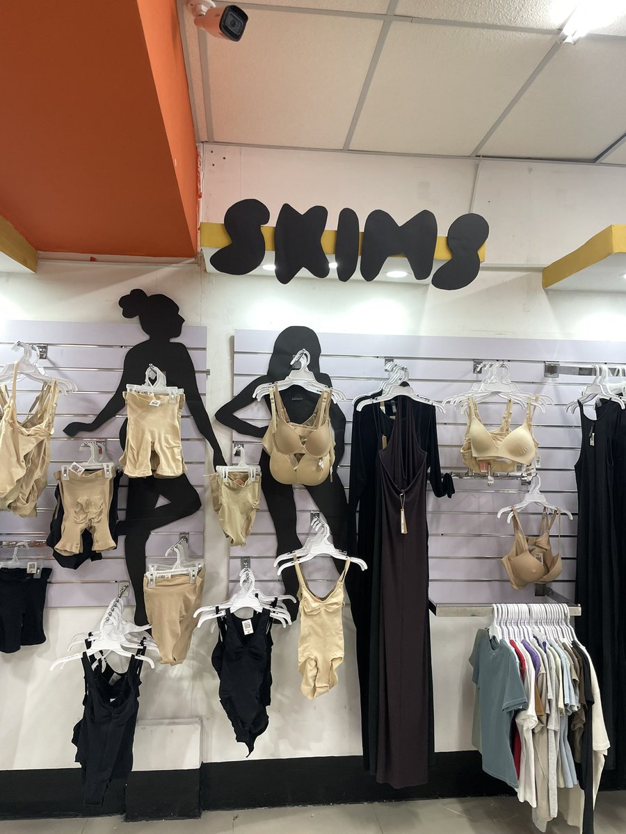 Kim se habrá imaginado q su ropa iba a terminar en una Megapaca???