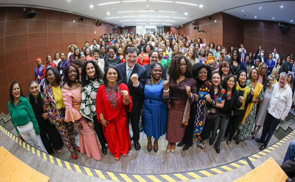 Tobyanne Lr (@tobyannelr) on Twitter photo Fue un placer y un orgullo participar en el Panel Internacional de Mujeres Afropolíticas de América Latina y el Caribe, llevado a cabo en el <a href="/senadomexicano/">Senado de México</a>, en colaboración con <a href="/mujeresafrocr/">Centro de Mujeres Afro</a>, <a href="/teremojica/">Tere Mojica</a>, <a href="/maria_celestess/">María Celeste Sánchez</a>, <a href="/afrocaracolas/">Afrocaracolas</a>, el Frente de Mujeres Afropolíticas y Fue un placer y un orgullo participar en el Panel Internacional de Mujeres Afropolíticas de América Latina y el Caribe, llevado a cabo en el <a href="/senadomexicano/">Senado de México</a>, en colaboración con <a href="/mujeresafrocr/">Centro de Mujeres Afro</a>, <a href="/teremojica/">Tere Mojica</a>, <a href="/maria_celestess/">María Celeste Sánchez</a>, <a href="/afrocaracolas/">Afrocaracolas</a>, el Frente de Mujeres Afropolíticas y