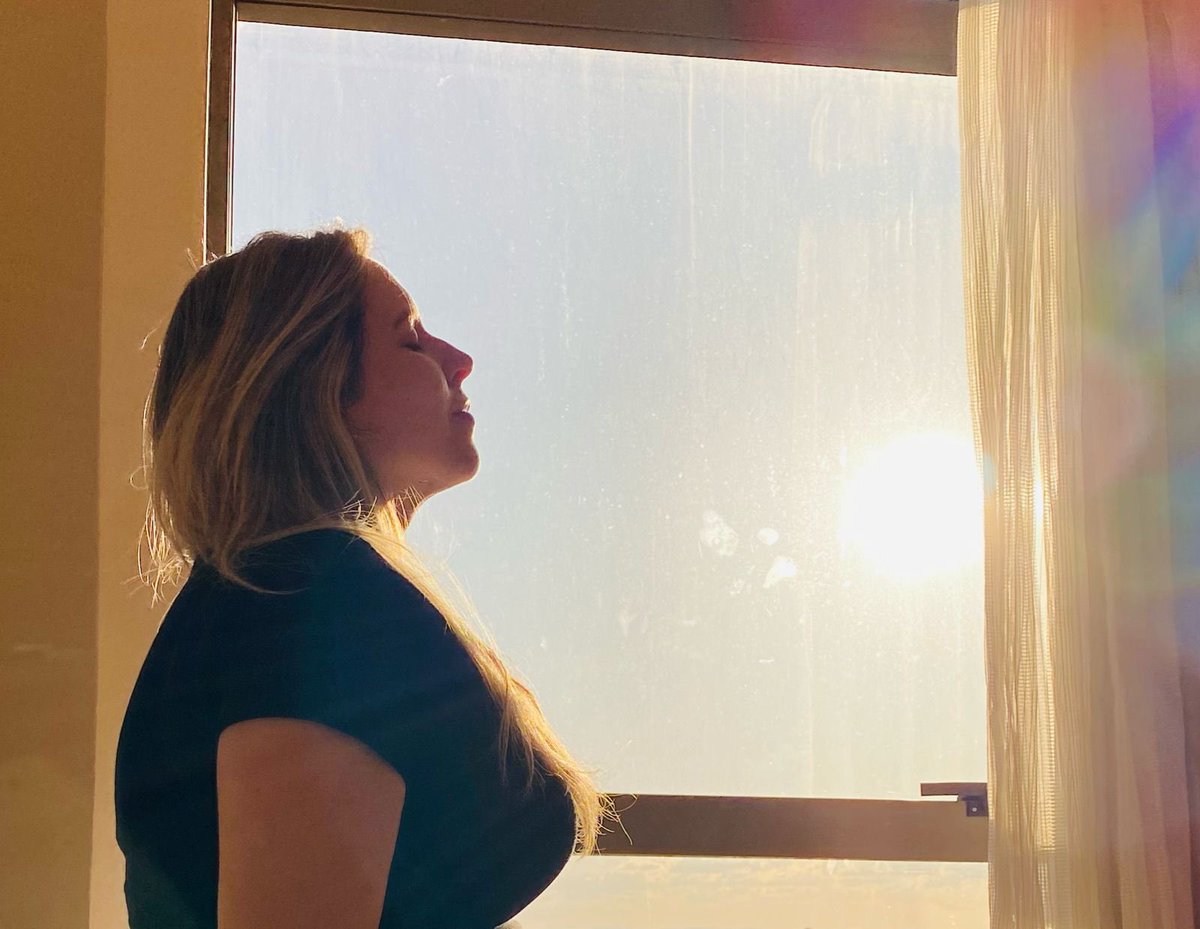 Eu não consigo evitar… tô sempre mudando, me desafiando, querendo ser uma versão melhor de mim mesma. Depois de tantos anos dedicada a uma área profissional, a vida me chama pra recomeçar. E, sinceramente, acho que isso faz parte de quem eu sou: inquieta, inconformada com o