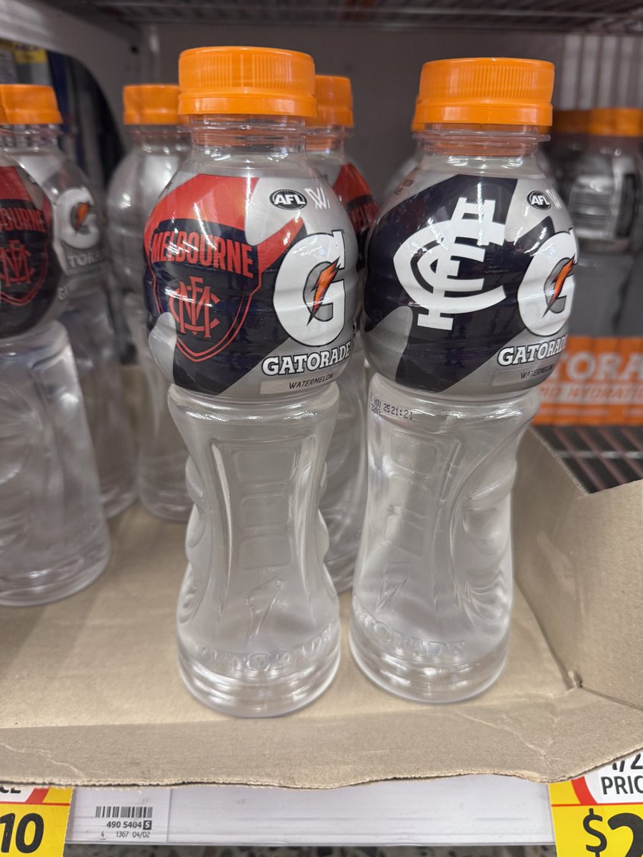 AshleyFoote12's tweet photo. The Melbourne and Carlton @Gatorade bottles are both clear. 

Just like their wins columns on the @AFL ladder… https://t.co/xFin2XHVgq