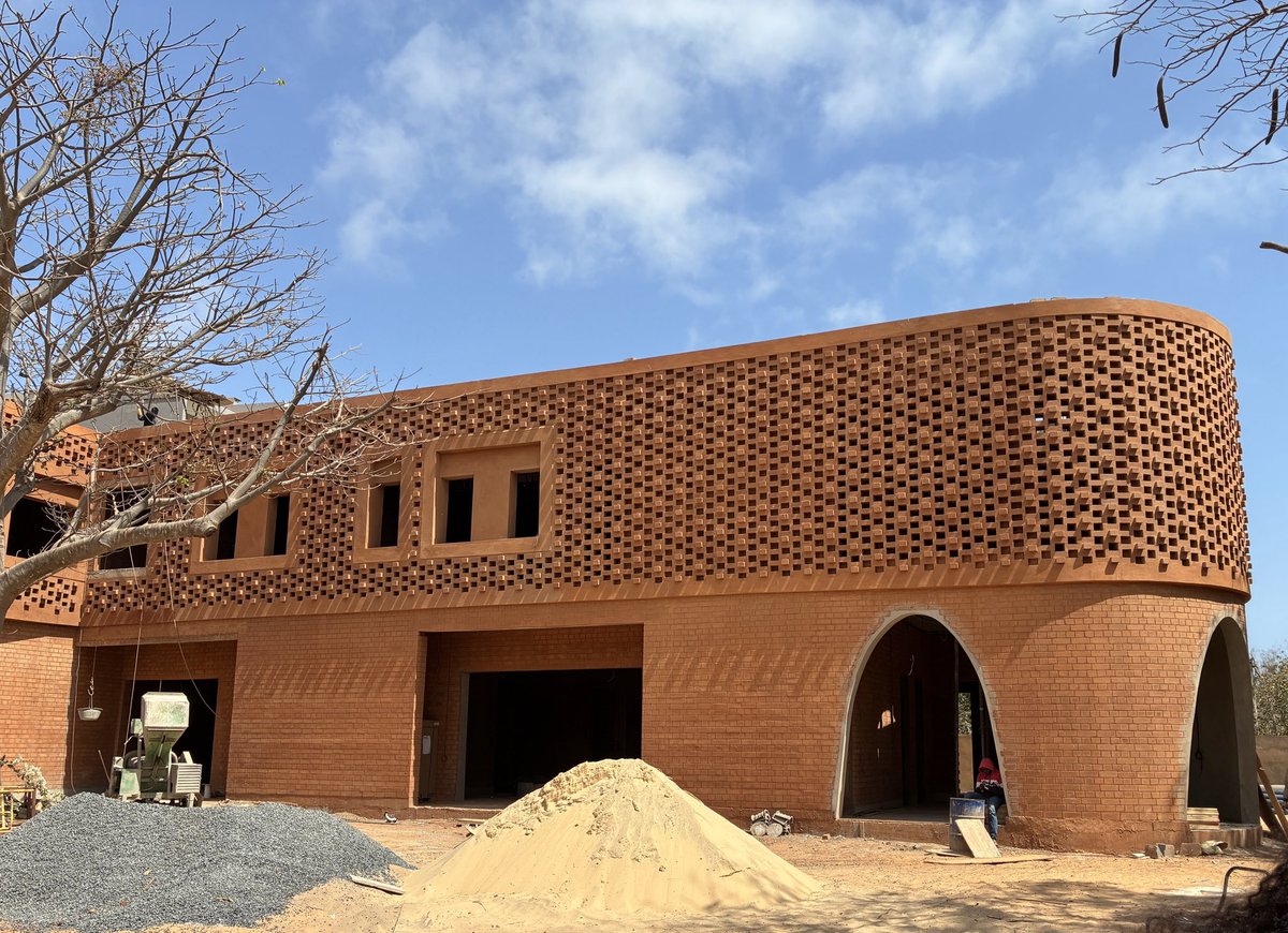 The new Goethe Institut in Dakar / Senegal 🇸🇳, planned by Burkinabé-German star architect Francis Kéré, will be a jewel cultural institute, bringing people and culture from 🇸🇳 and 🇩🇪 together. ⁦<a href="/goetheinstitut/">goetheinstitut</a>⁩