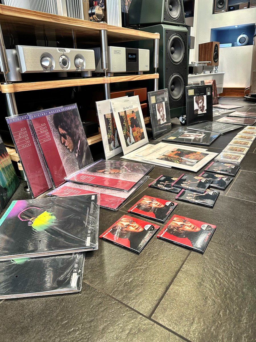 AudioVenue's tweet image. Music delivery just in, just in time for Record Store Day.
.
#music #analogue #records #recordshop #mobilefidelity #analogueproductions #milesdavis #recordstoreday #sacd #cd #audiophilevinyl #audiophilemusic #vinylrecordcollection #highendmusic #recordcollection