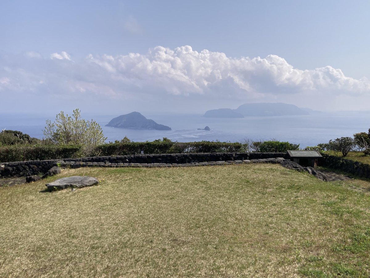 Tokyo_Toshima's tweet photo. 毎月11日は #東京諸島11島の日
4月のテーマは「春の島ピクニック」

おすすめ���「南ヶ山園地」
島の南側に位置しているので、天気が良ければ新島から御蔵島まで見ることが出来ます。
美しい景色を楽しみながら、自然の中でのんびり過ごしてみてはいかがでしょう。

#利島　#南ヶ山園地　#島ピクニック https://t.co/XQy5QnbMY2