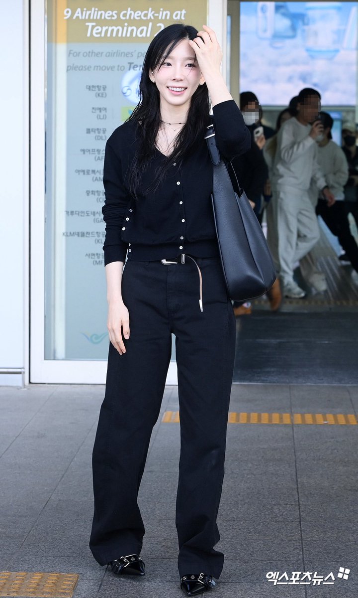 309KTYSS's tweet photo. Incheon Airport to Indonesia for 'The Tense' 🇮🇩

250411 #태연 @TAEYEONsmtown
#TAEYEON_TheTENSE_in_JAKARTA https://t.co/9y43O1lD8n