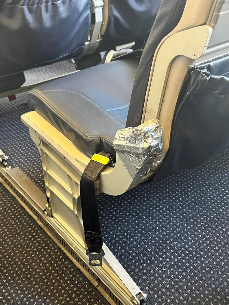 FlightModeblog's tweet image. The Republican Congresswoman, Kat Cammack, shared those two pictures and criticized #AmericanAirlines for the duct tape and no armrest.

📷 ©Kat Cammack

#American #AmericanAir #US #republican #aviation #AvGeek #avgeeks #flights #Travel #traveler