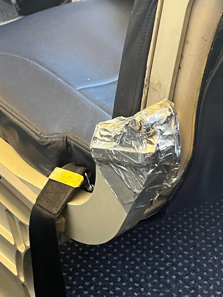 FlightModeblog's tweet image. The Republican Congresswoman, Kat Cammack, shared those two pictures and criticized #AmericanAirlines for the duct tape and no armrest.

📷 ©Kat Cammack

#American #AmericanAir #US #republican #aviation #AvGeek #avgeeks #flights #Travel #traveler