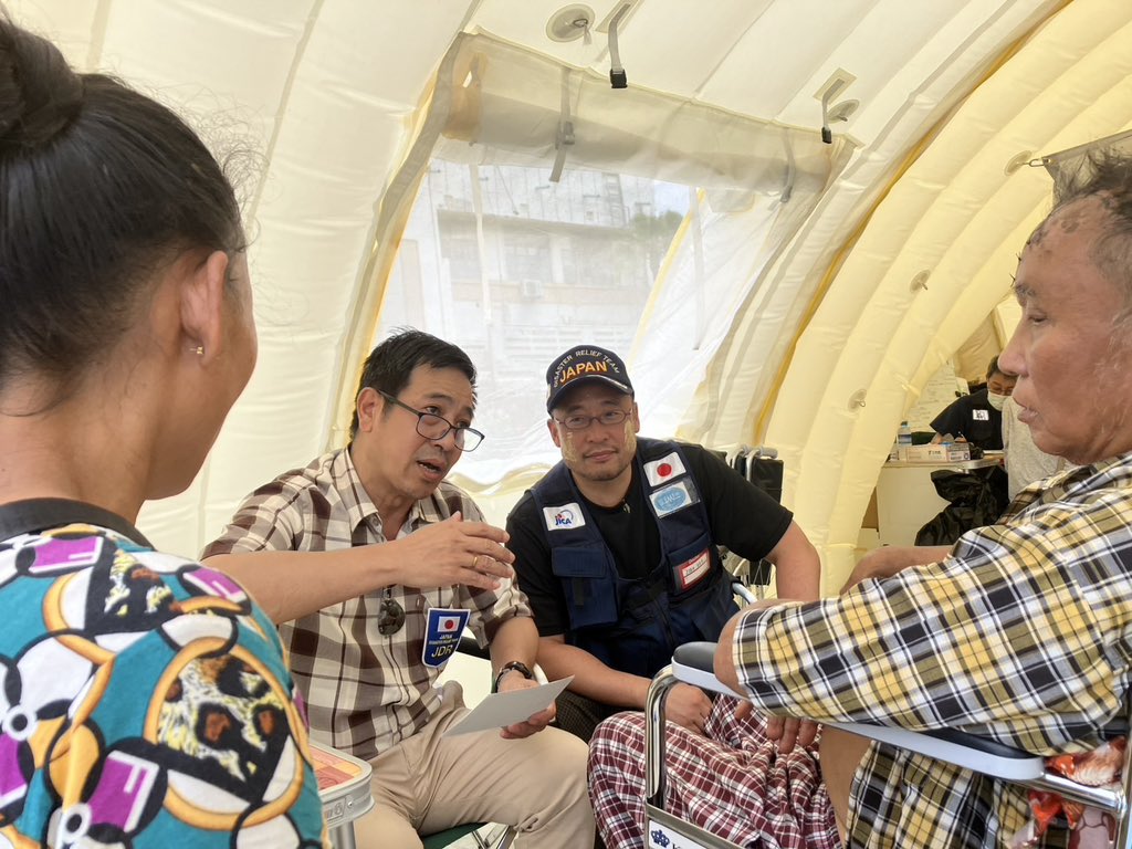 jdr_secretariat's tweet photo. 日本の医療チームは、日本人だけで活動しているわけではありません。地元医師が診療に参加してくれているおかげで、現地の医療機関と連携が取れ、現地に適した適切な医療を行うことが出来ています。さらに患者さんの安心にも繋がっています。
#ミャンマー地震 #国際緊急援助隊 #JDR #ミャンマー https://t.co/EdiDvrdv3y