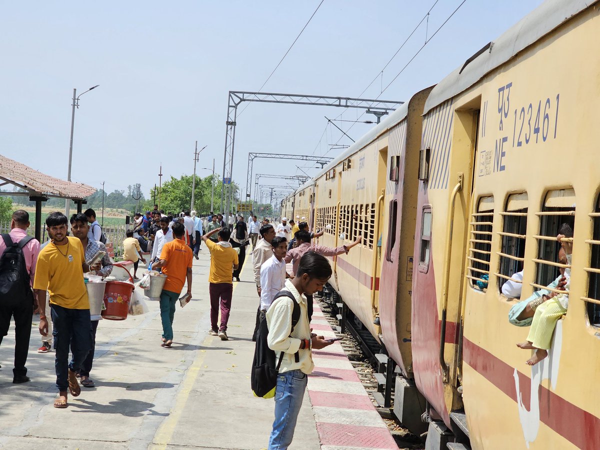 002rahulkashyap's tweet image. गाड़ी नंबर 55308 काशीपुर-कासगंज पैसेंजर ट्रेन बभियाना स्टेशन पहुंची,आधा घंटा बीत जाने के बाद भी रेलवे ने नही दी यात्रियो को जानकारी-ट्रेन से लगातार उतरकर अपने गंतव्य स्थान को जा रहे यात्री उपरोक्त मामले का संज्ञान लेकर ट्रेन का संचालन करवाने का कष्ट करे @drm_mb @drm_drmizn