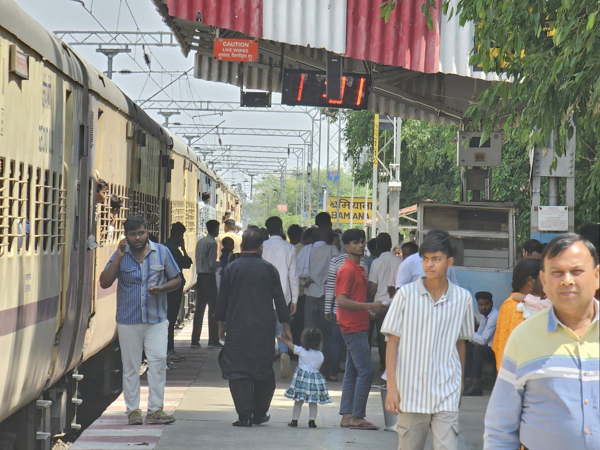 002rahulkashyap's tweet image. गाड़ी नंबर 55308 काशीपुर-कासगंज पैसेंजर ट्रेन बभियाना स्टेशन पहुंची,आधा घंटा बीत जाने के बाद भी रेलवे ने नही दी यात्रियो को जानकारी-ट्रेन से लगातार उतरकर अपने गंतव्य स्थान को जा रहे यात्री उपरोक्त मामले का संज्ञान लेकर ट्रेन का संचालन करवाने का कष्ट करे @drm_mb @drm_drmizn