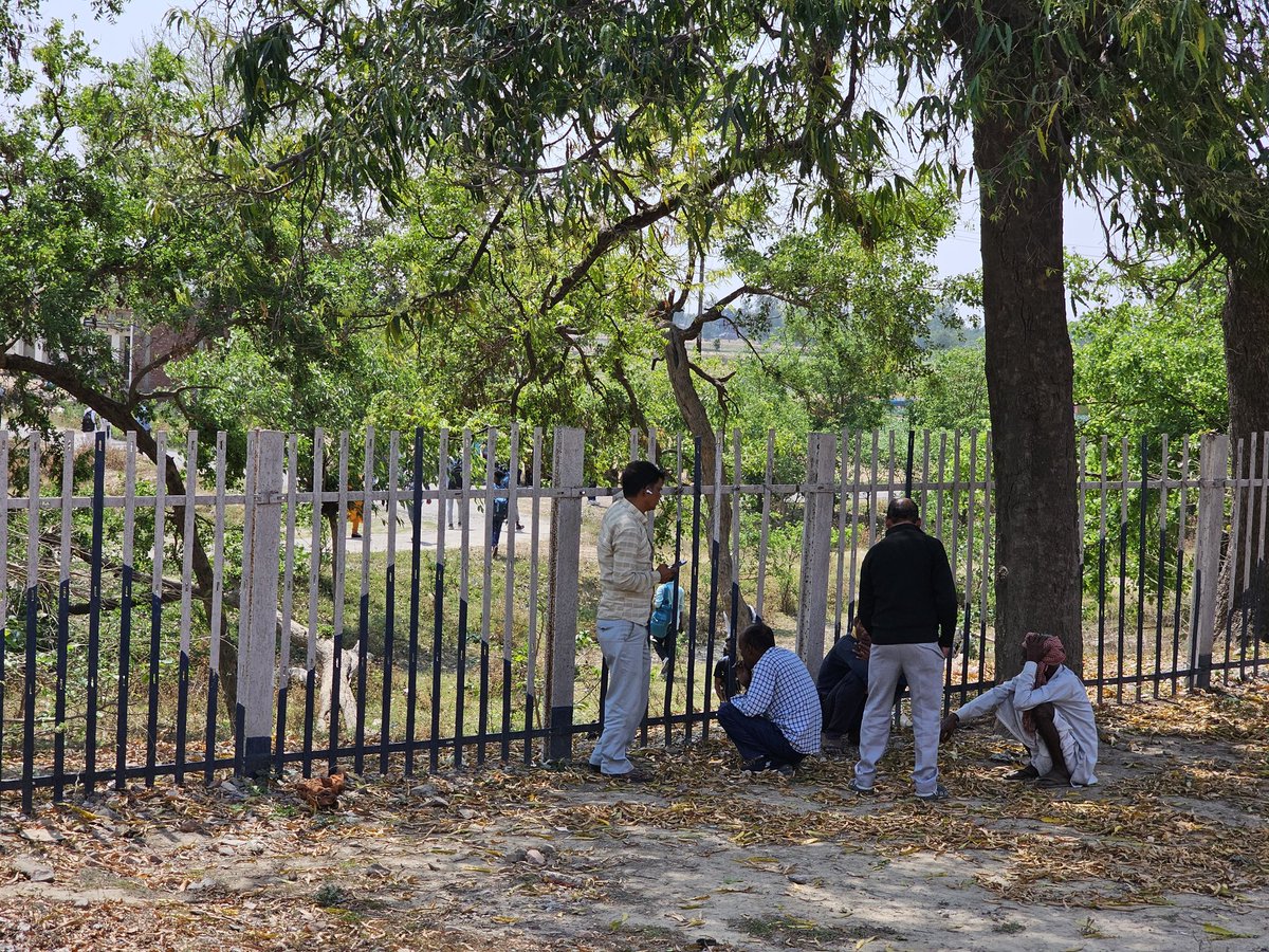 002rahulkashyap's tweet image. गाड़ी नंबर 55308 काशीपुर-कासगंज पैसेंजर ट्रेन बभियाना स्टेशन पहुंची,आधा घंटा बीत जाने के बाद भी रेलवे ने नही दी यात्रियो को जानकारी-ट्रेन से लगातार उतरकर अपने गंतव्य स्थान को जा रहे यात्री उपरोक्त मामले का संज्ञान लेकर ट्रेन का संचालन करवाने का कष्ट करे @drm_mb @drm_drmizn