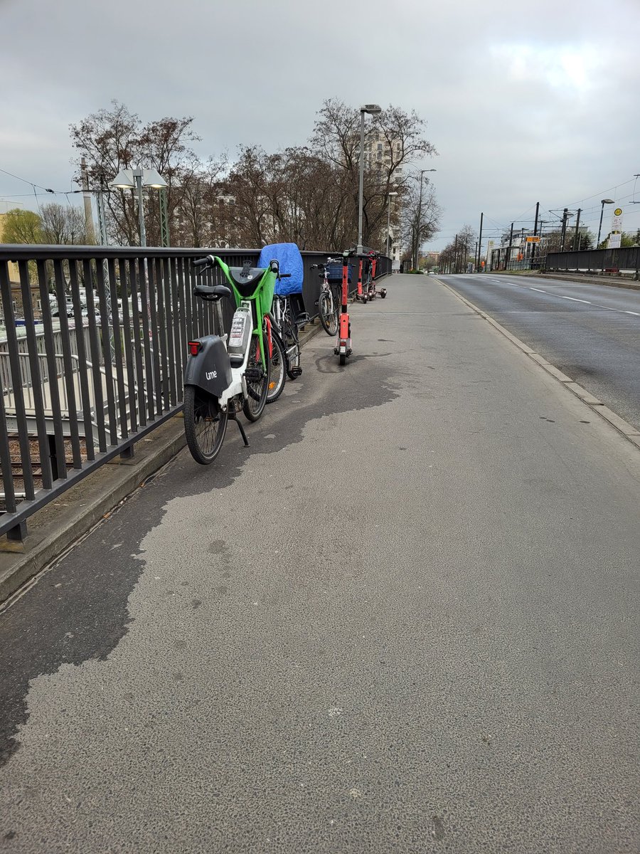 Kann man das Chaos vor dem einzig freien Zugang zum #SBahnhof #Springpfuhl mal beseitigen? <a href="/SBahnBerlin/">S-Bahn Berlin</a> Wäre schon schön, wenn man da ohne Zick Zack-Lauf lang kommt.