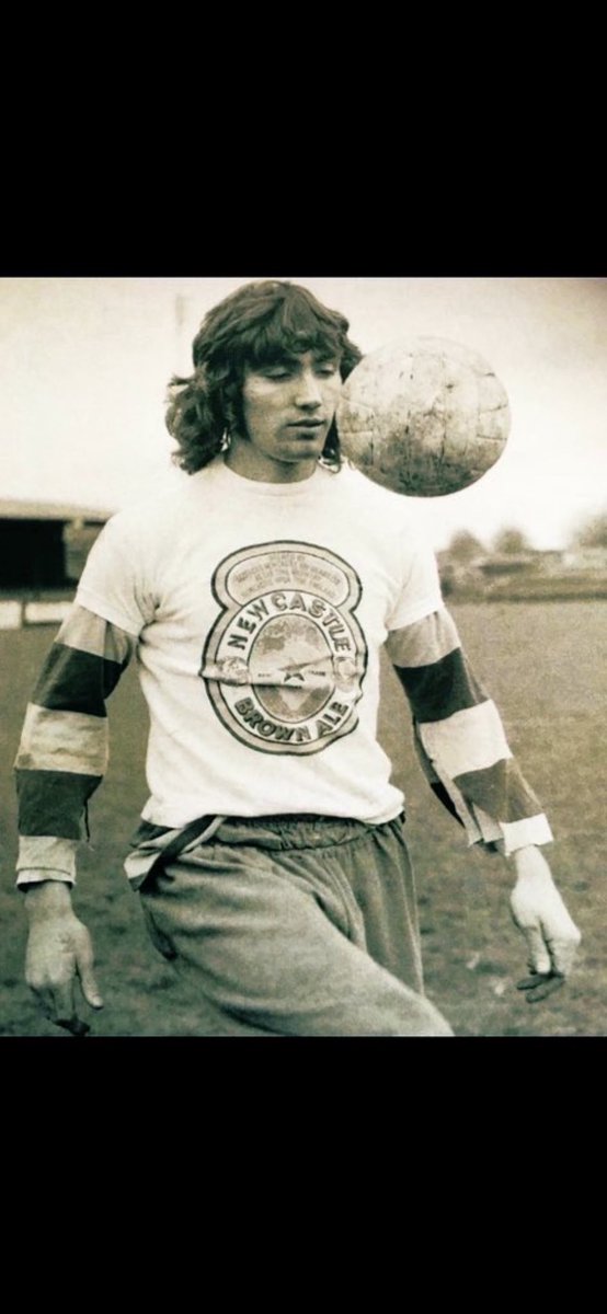 StuartJKane's tweet photo. Happy Friday! โฝ๏ธ
Have a good one. โ๏ธ
Hereโs a few pics of Robin Friday.
#hayes #readingfc #biscuitmen #royals #cardiffcityfc #bluebirds https://t.co/nWKx497Qvx