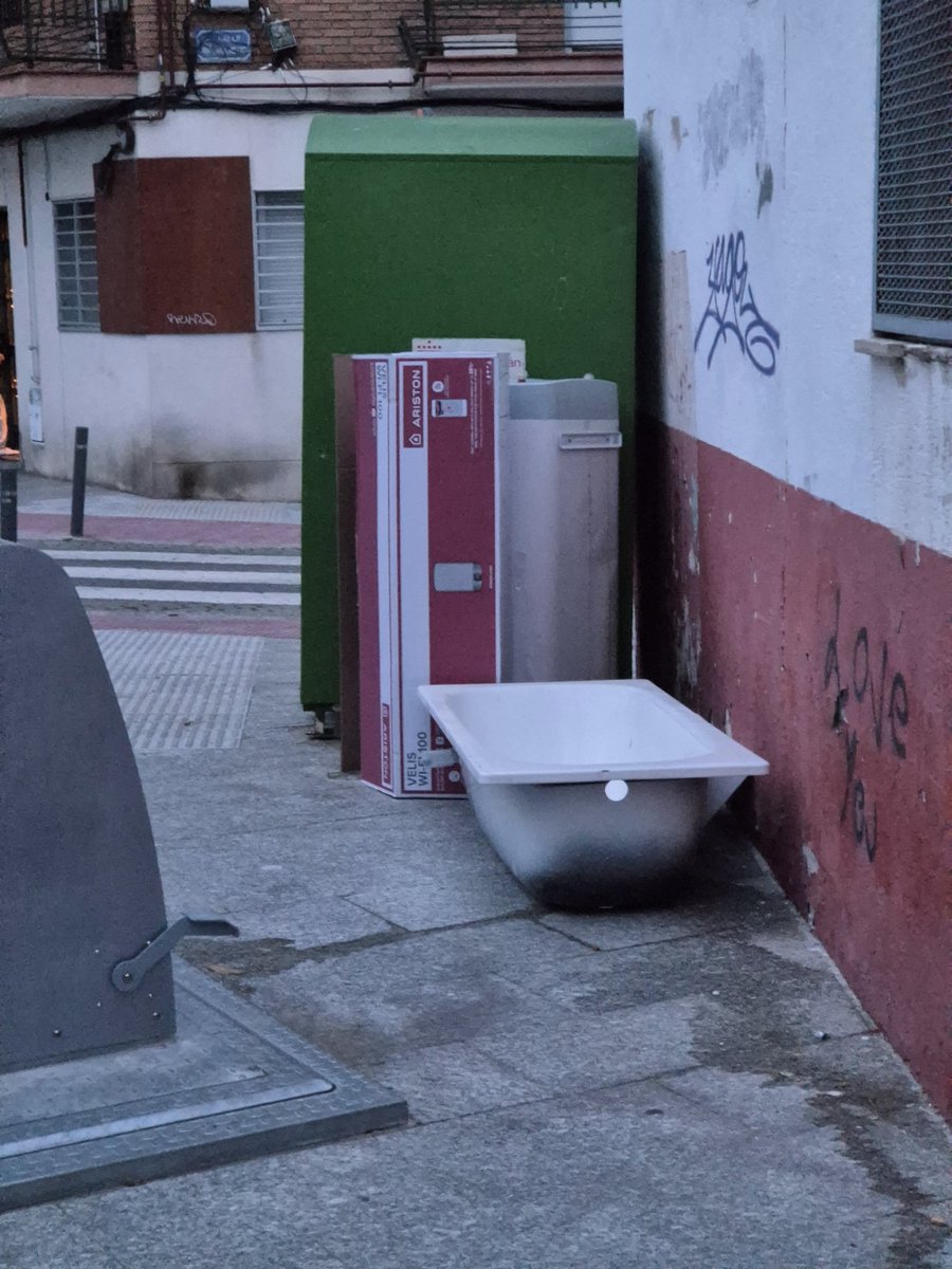 sanselimpio's tweet photo. Disuadir con multas no funciona,básicamente es debido a que no se ve ni un solo policía. #estercosanse hoy.
@lsfernandeza @policiadesanse @sansecomunica @PPSanse @IISanse @VecinosSanSe @psoesanse @PodemosEnSanse https://t.co/VKKIgz1M2e