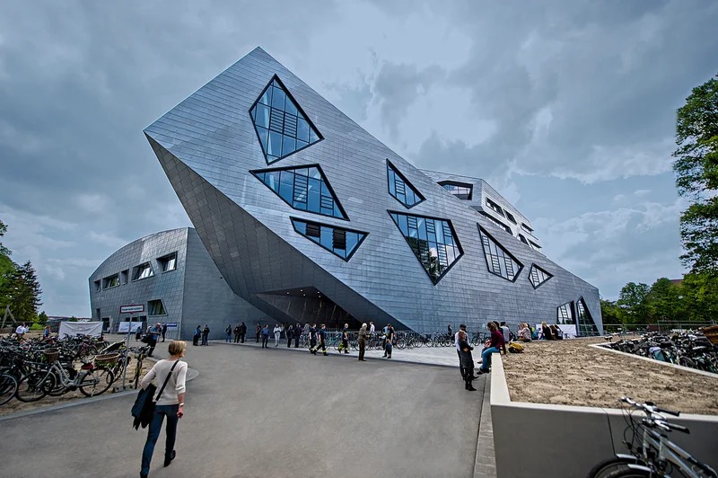 DH_Danmark's tweet image. Dristigt design

Leuphana Universitet i Lüneburg. Daniel Libeskinds design kræver usædvanlige løsninger. Alene omkring 100 komponenter sikrer brandventilation og røgudluftning

Læs mere : ow.ly/uh3S50Vt13G

#dkbyk #dkark #arkitektur #brandventilation #ABV