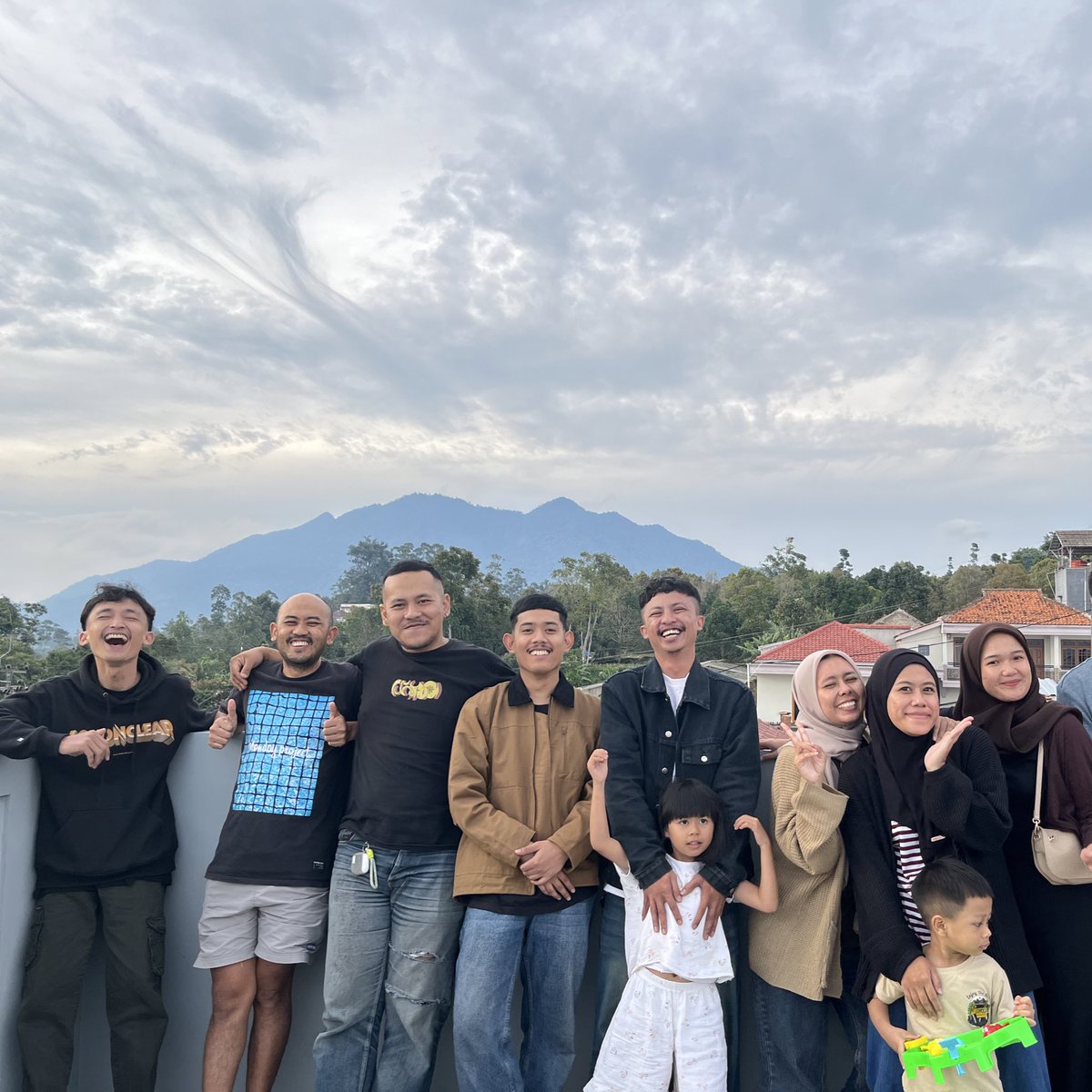 specialbastard's tweet photo. Recap from Ibu Wiwi Majestic House

What a view🫡 https://t.co/TnMUZ4FeE5