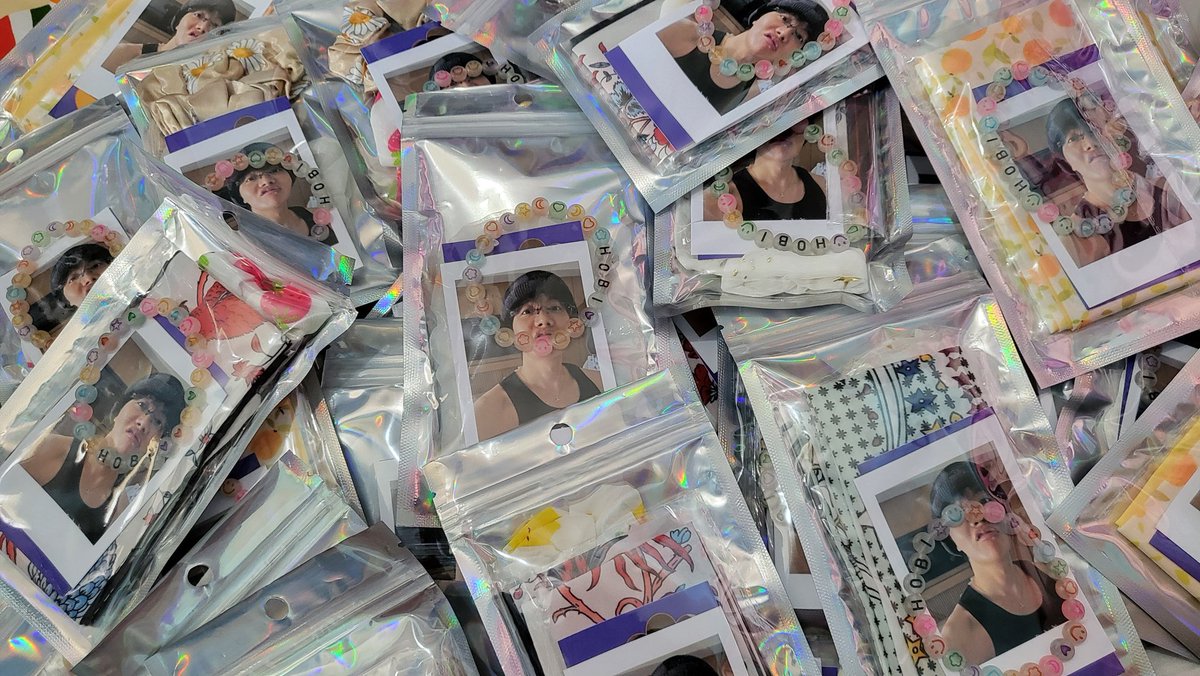 will also distribute fan support by <a href="/razelmari/">RazelMari⁷ | ia🍓🧋</a> 🥰

♤ rts &amp; likes are appreciated
♤ april 12 &amp; 13
♤ around moa (tba: exact loc)
♤ strictly 1:1 (limited qty)
♤ open for trades (will be sending your trades to her after con ✨️)

#HOPE_ON_THE_STAGE_TOUR_Manila