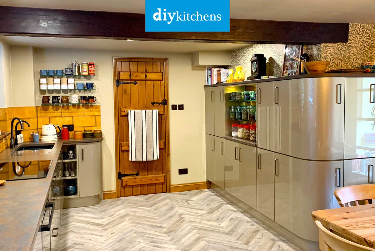 DIY_Kitchens's tweet photo. 🌟 Michelle from Bury St Edmunds shows us her completed Innova Altino Champagne High Gloss #kitchen, supplied by DIY Kitchens (Ref:3995) - https://t.co/lMhkfaX2cQ

Visit https://t.co/mDGIyY2X5f to see how much you could save on your dream kitchen! 

#altino #highgloss https://t.co/03KpKoUbce