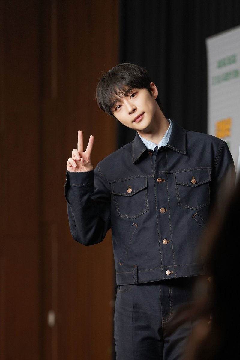 YYentertain's tweet photo. BAE INHYUK 예능 '길바닥 밥장사' 제작발표회 현장 Behind Photo

🔗https://t.co/amRujV7mxt

#배인혁 #BaeInhyuk
#길바닥밥장사 #YYentertainment https://t.co/ISFux2iPZH