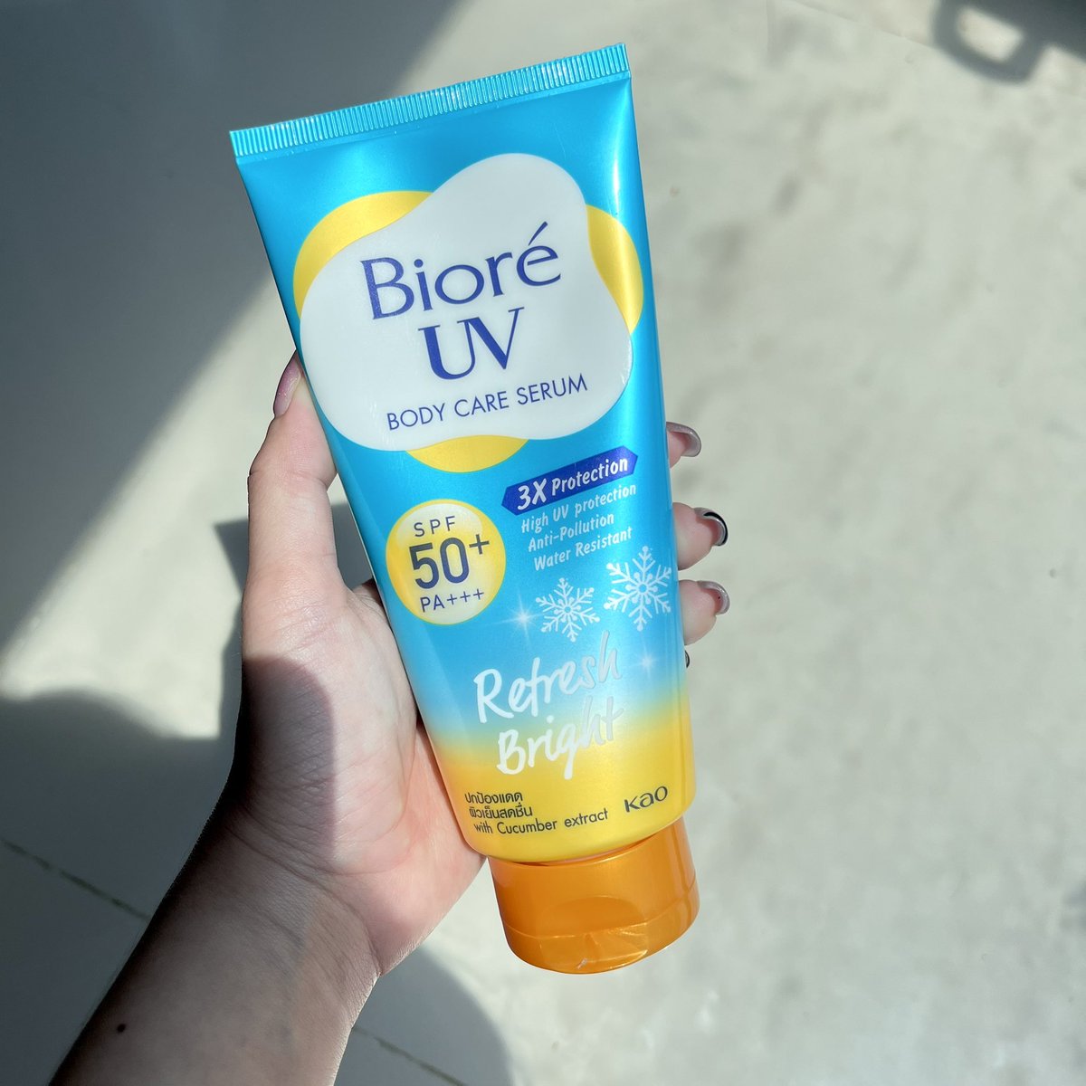 ป้ายยาาาากันแดด Biore UV Body Serum สูตร Refresh Bright สูตรที่ใช้ประจำทุกวัน อยากให้ทุกคนลอง เหมาะกับอากาศร้อนแดดแรงๆๆ ที่ทำให้แสบผิวตลอดมาก เนื้อบางเบา เกลี่ยง่าย ไม่เหนียวตัว ทาแล้วรู้สึกสดชื่น ผิวแบบเย็นลง -2.7 องศา ไม่เป็นคราบติดเสื้อด้วย อีกอย่างปรับผิวไบร์ทขึ้น ชอบมากง่ะะะ! ต้องไปลองงงงง #Biore #BioreUVBodySerum #กันแดดตัวจริง #เบาสบายไม่ทิ้งคราบเหลือง